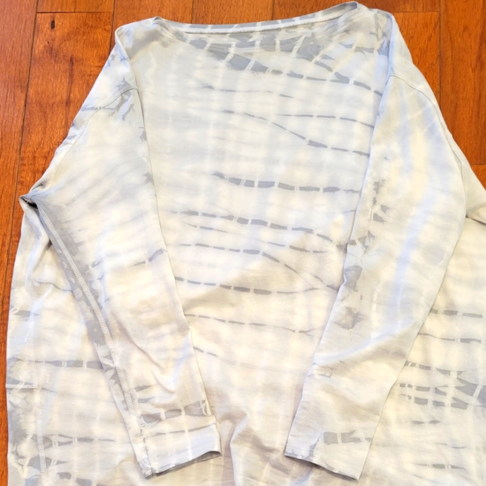 Lululemon Back in Action long sleeve size 4
